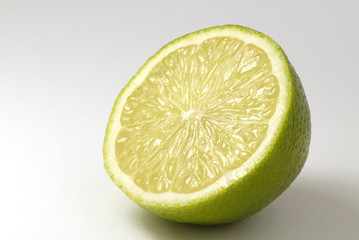 Limette (citrus aurantifolia), aufgeschnitten