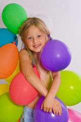 Fototapeta na wymiar glückliches Kind mit Lufballons