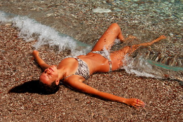 Dziewczyna na czarnogórskiej plaży