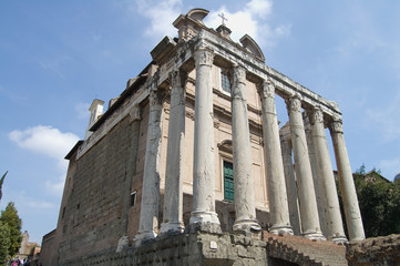 Naklejka premium Templo de Antonino y Faustina en el foro romano