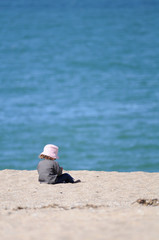 Enfant assis sur le sable