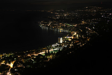 Fototapeta na wymiar Noc panorama Montreux, Vevey i szwajcarski riviera