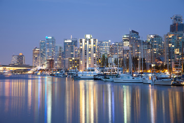 Fototapeta na wymiar Vancouver Skyline w nocy