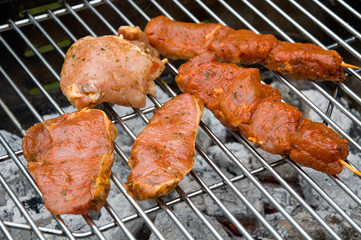 Rohes Grillfleisch auf dem Grill