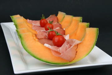 Melonenschiffchen mit Rohschinken
