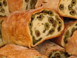 italienisches weißbrot mit grünen oliven