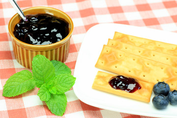 cracker and blueberry jam