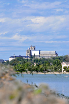 Vue de Bourges et sa cath&eacute;drale &agrave; partir du lac d'Auron
