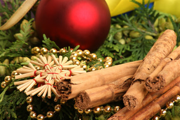 Weihnachtsmotiv mit Zimtstangen und Tannengrün