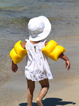 un b&eacute;b&eacute; &agrave; la plage