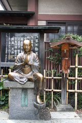 statue de Bouddha devant un temple à Tokyo