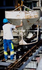 Ouvrier sur un chantier posant du béton
