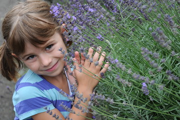 Mädchen am Lavendel
