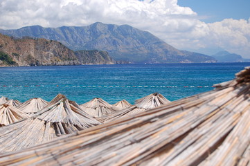Parasole na plaży Jaz, Czarnogóra - obrazy, fototapety, plakaty