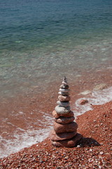 Piramida z kamieni na plaży