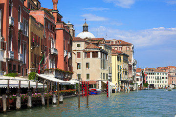 Fototapeta na wymiar Canal de Venise de jour