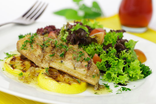 Welsfilet mit Schalottenbutter und Salat