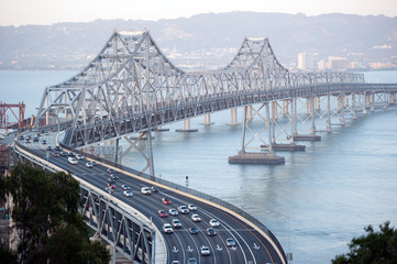 jadąc przez zakręt mostu zatoki San Francisco - 24866910