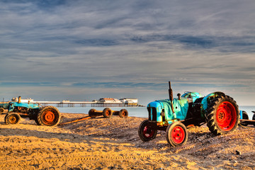 Obraz premium Tractor at Cromer beach in Great Britain