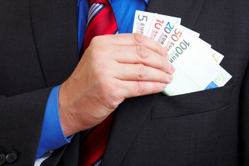 Manager steckt Euroscheine ein