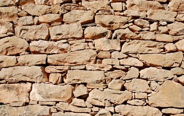 Mur de pierres dorées