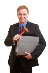 Richter mit Hammer und Akten