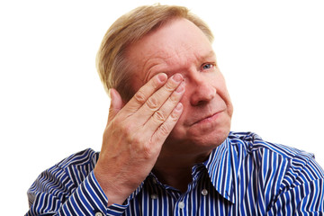 Mann hält Hand vor Auge