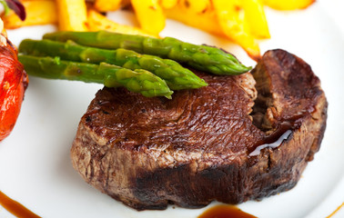 gegrilltes Steak mit grünem Spargel