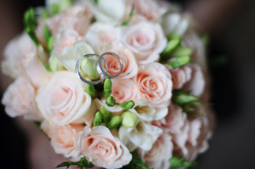 wedding bouquet with wedding rings