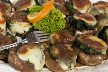 Champignon mit Spinat und mit Käse überpacken