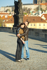 Obraz premium Young couple on the Charles Bridge