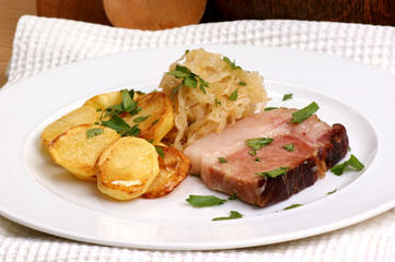 Kassler Braten mit Sauerkraut und Röstkartoffeln