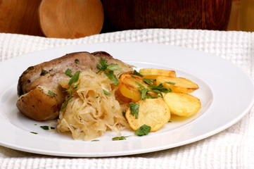 Schweinebraten mit Sauerkraut und Röstkartoffeln