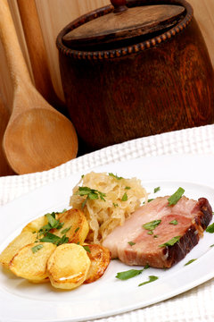 Kassler Braten mit Sauerkraut und Röstkartoffeln