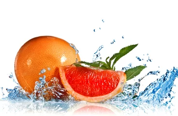 Deurstickers Waterplons op grapefruit met munt die op wit wordt geïsoleerd © artjazz
