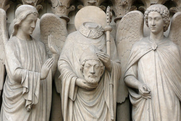 Fototapeta na wymiar Notre-Dame de Paris, Apostoł Denis ścięty (południowy filar)