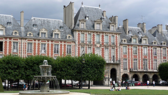 Paris, le Marais : Place des vosges (17e si&egrave;cle - Henry IV)