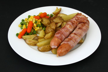 berner würstel mit Kartoffelecken und Gemüse