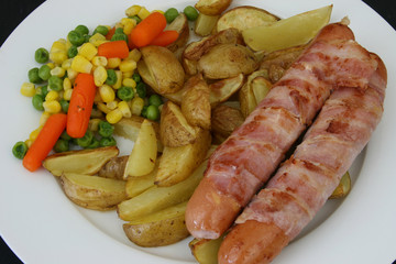 berner würstel mit Kartoffelwedges und Gemüse