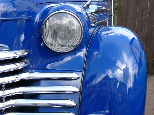 "Blauer deutscher Oldtimer der späten Vierziger und frühen Fünfziger