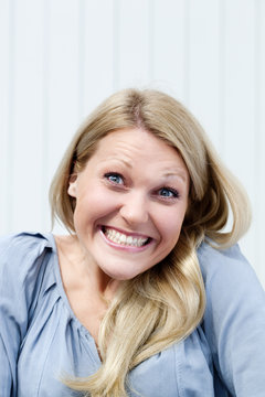 sourire de jeune femme timide vuln&eacute;rable