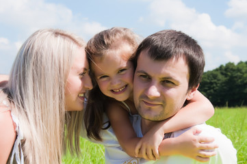 Fototapeta szczęśliwa rodzina w parku obraz
