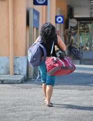 Donna con bagaglio a mano