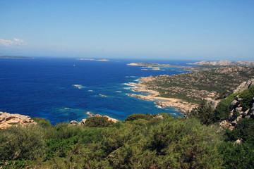 Rocher et végétation en Sardaigne