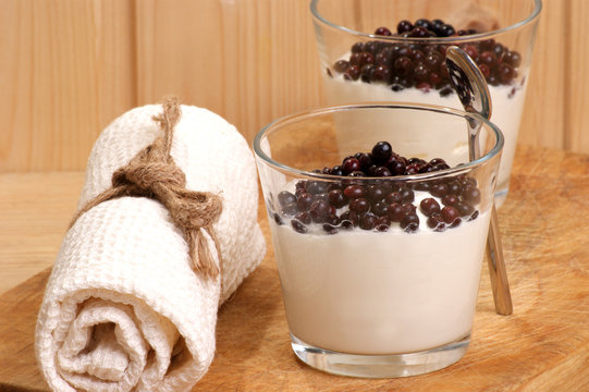 frische Holunderbeeren mit Joghurt