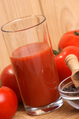 feiner Tomatensaft in einem Glas