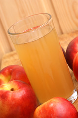 Nektarien und naturtrüber Nektarinensaft