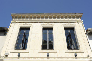 Fototapeta na wymiar tre finestre sulla facciata