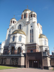 Fototapeta na wymiar Kościół na tle błękitnego nieba
