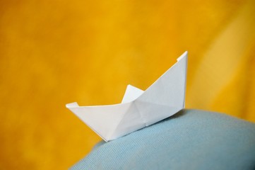 Papierboot auf Tshirtwelle